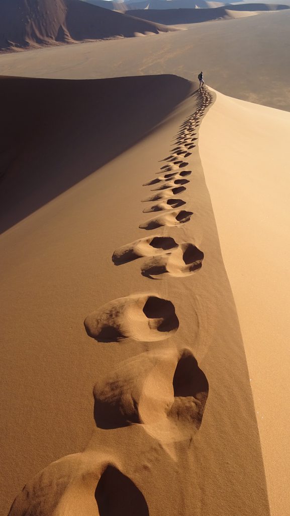 沙漠中孤独旅行者的脚印