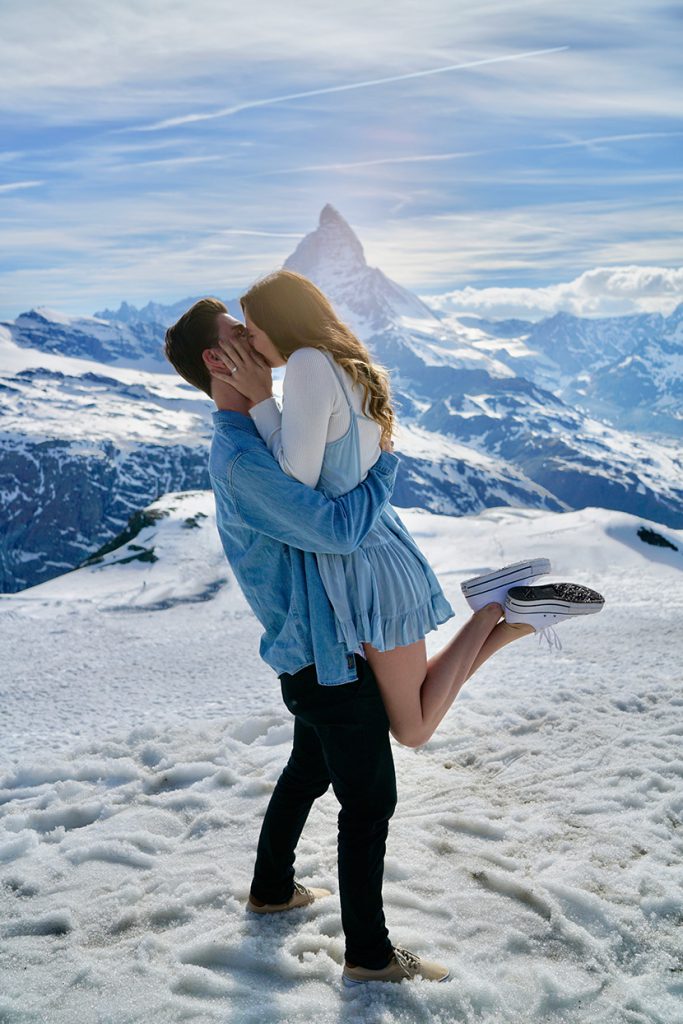 雪山山顶上接吻的情侣，不冷吗？