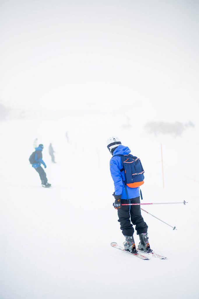 雪雾天滑雪的人们