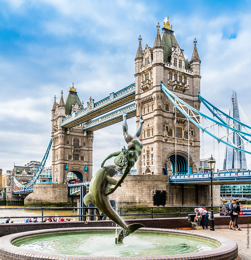 伦敦塔桥和海豚少女雕像