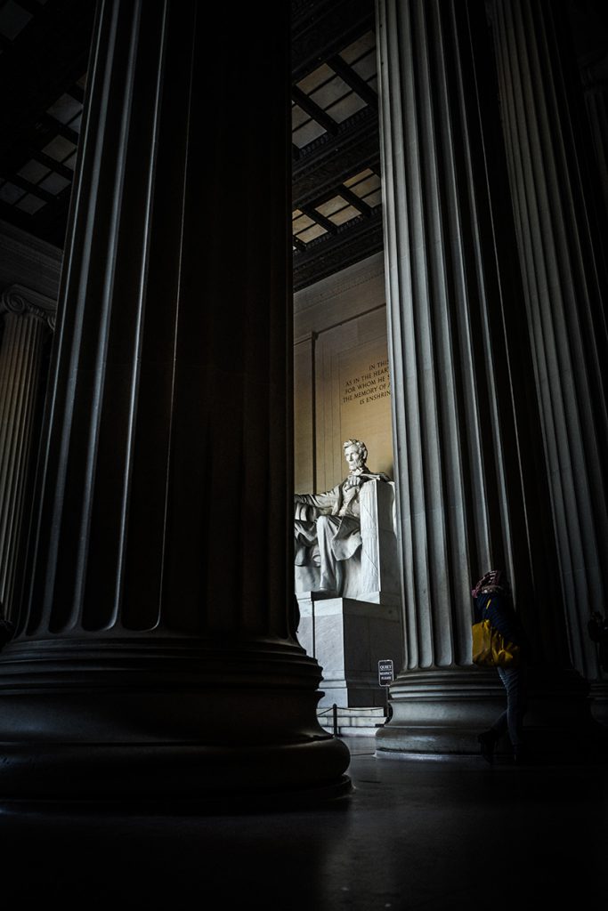 罗马柱背后的林肯雕像