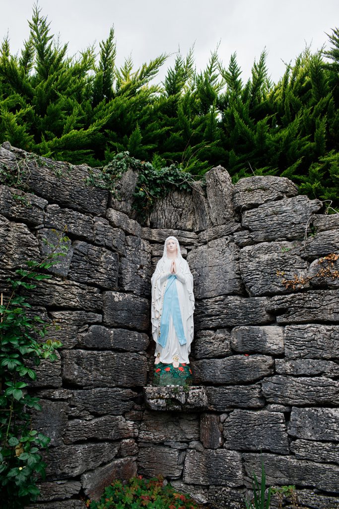 石头墙上的圣母雕像
