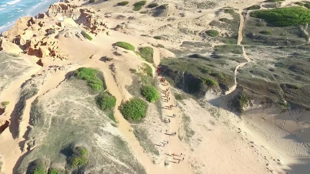 海边荒漠上行走的行人航拍短视频素材