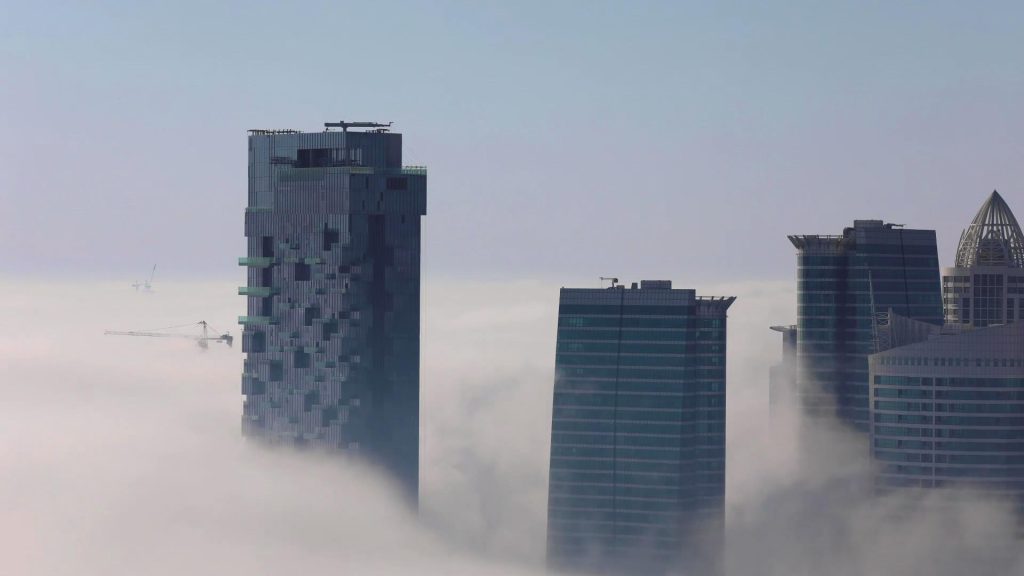 都市高层建筑上空云雾弥漫延时摄影短视频素材