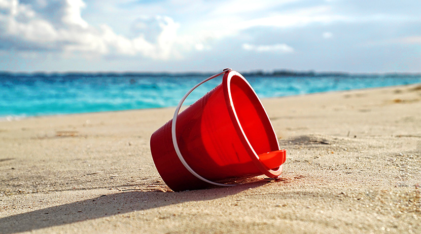 沙滩上的一只小红桶