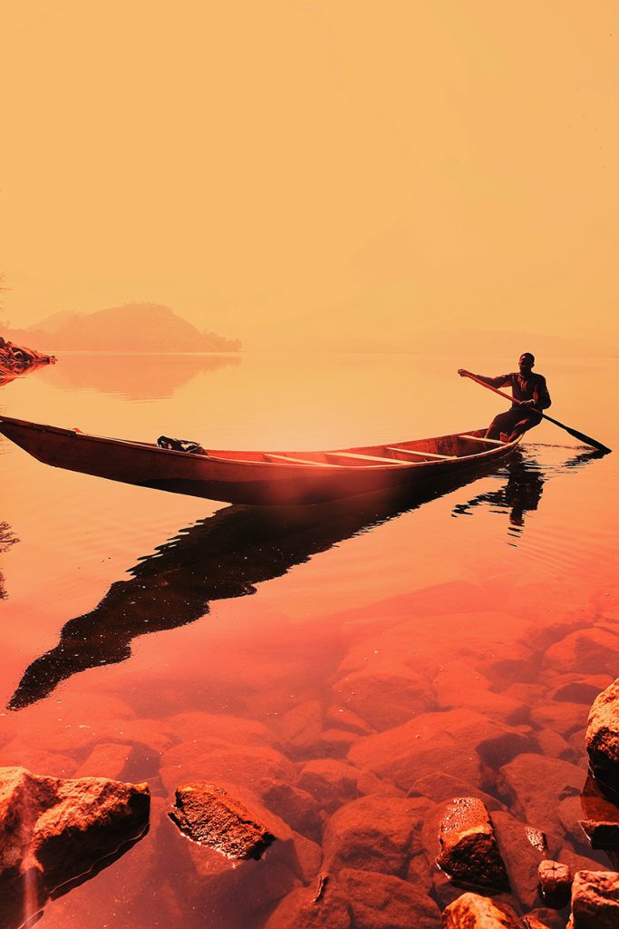 红色的湖水和独木舟