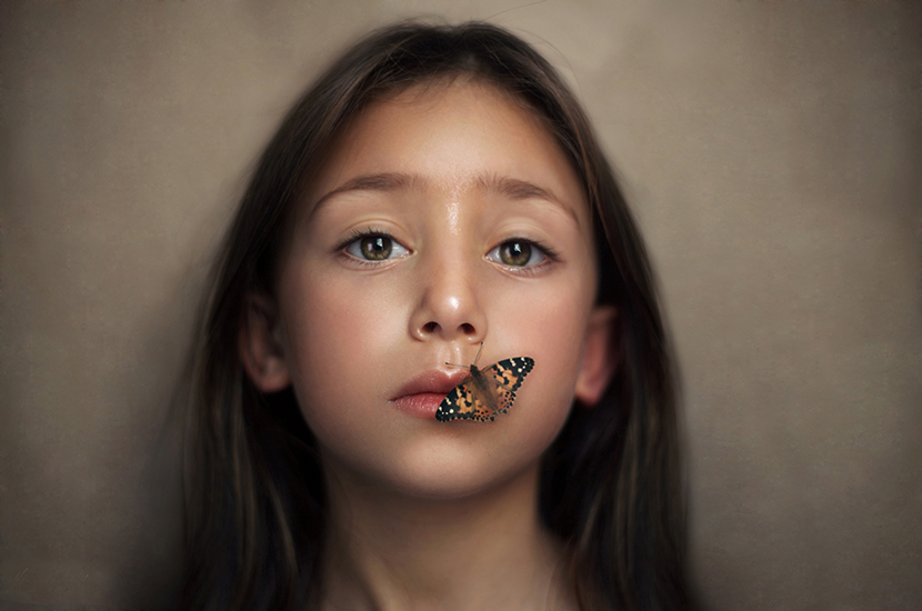 女孩嘴角边的一只蝴蝶