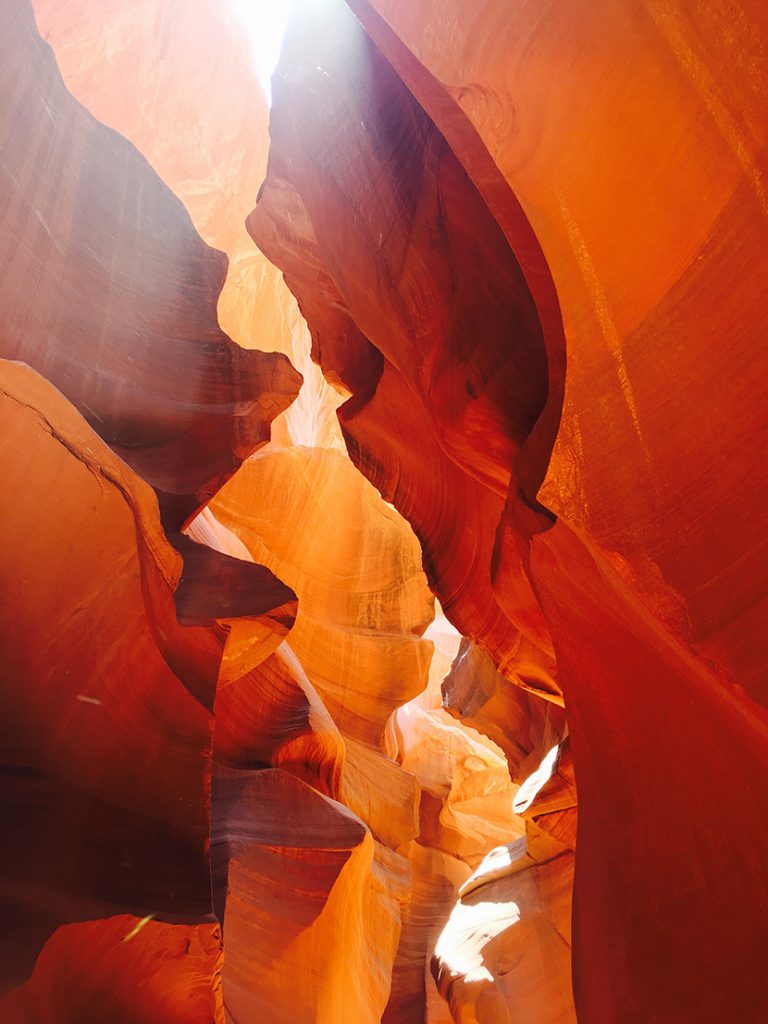 羚羊峡谷是世界上著名的狭缝型峡谷之一，也是著名的摄影景点，位于美国亚利桑纳州北方，最靠近的城市为佩吉市，属于纳瓦荷原住民保护区。