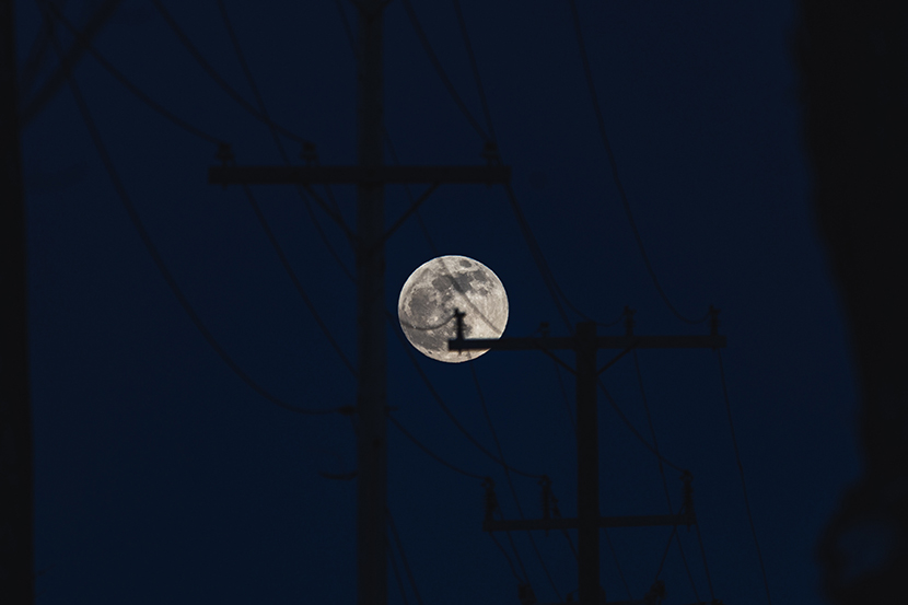 电线杆上的月亮
