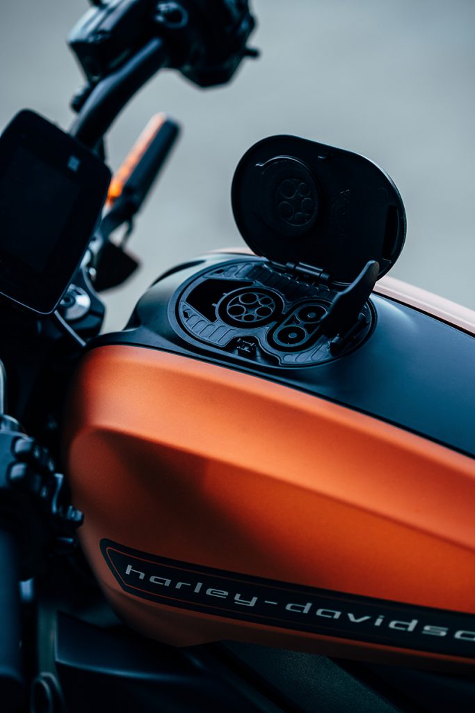 哈雷戴维森(Harley Davidson)摩托车局部油箱加油特写
