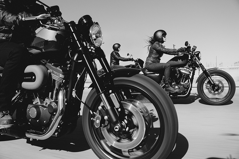 三个骑着哈雷戴维森（Harley Davidson）摩托车的人