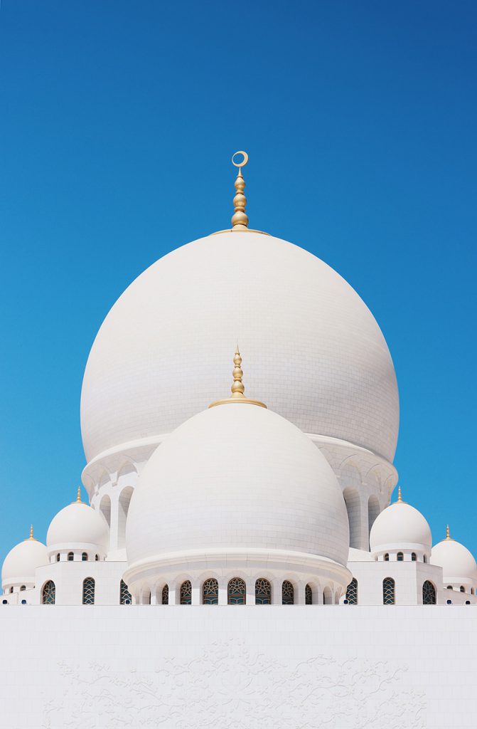 蓝天下漂亮洁白的清真寺