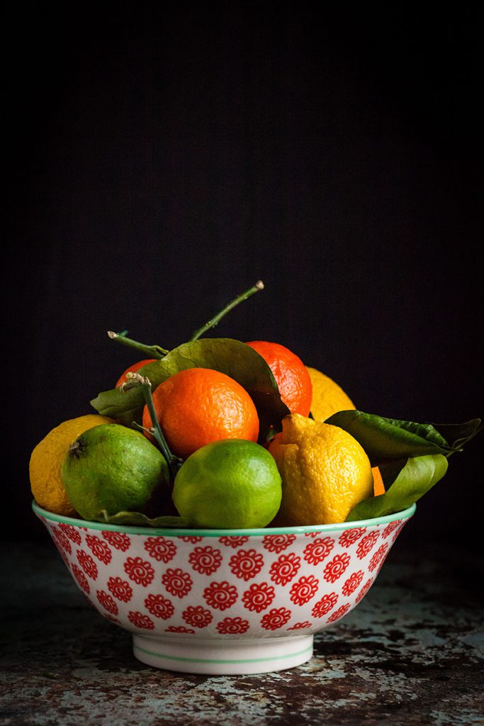 一个花碗里的柠檬桔子