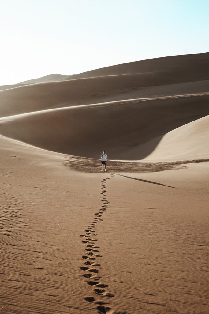 沙漠中徒步的男人