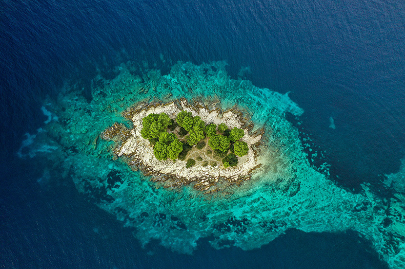 蔚蓝大海中的一座小岛树木