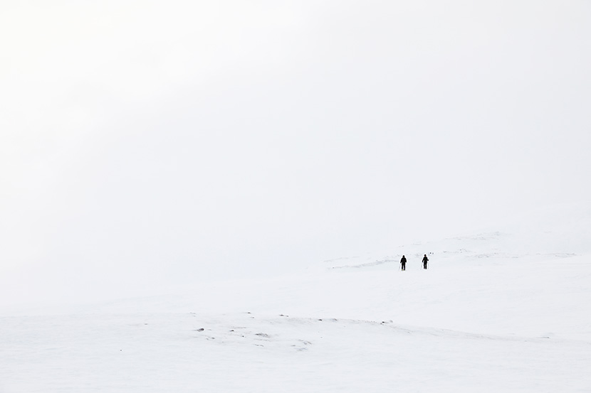 雪地里行走中的两个人