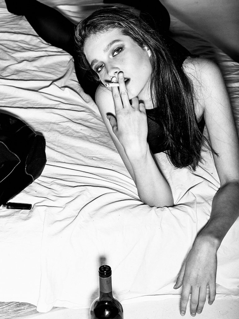 爬在床上抽烟喝酒的颓废美女