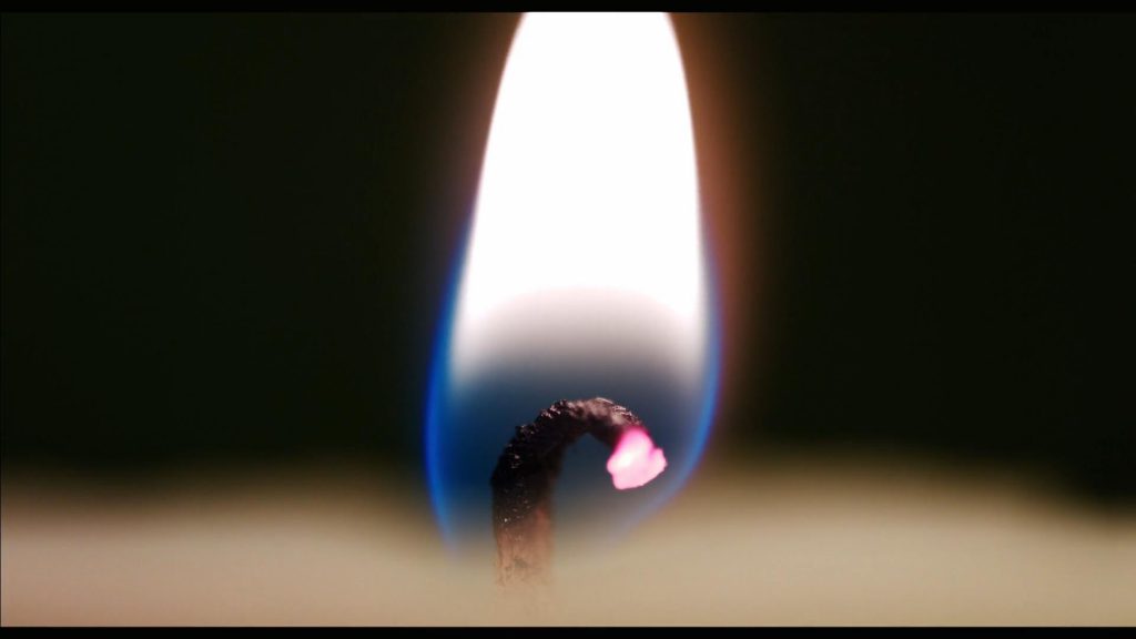 被风吹动的蜡烛灯芯短视频素材