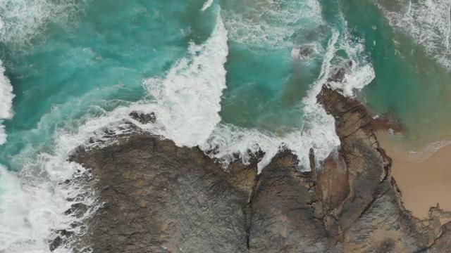 拍打礁石的白色浪花航拍短视频素材【4K】