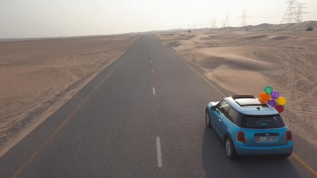 沙漠荒野公路上行驶着的迷你mini cooper小汽车短视频素材