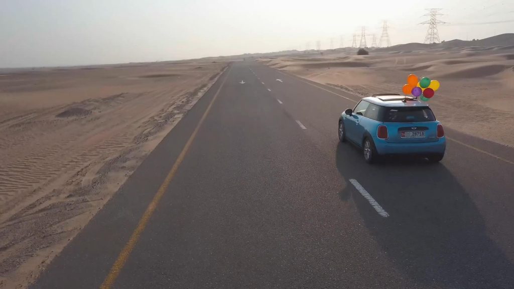 野外沙漠公路上行驶着的迷你mini cooper小汽车短视频素材