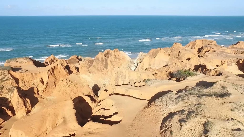 海滩岸边沙丘上的航拍短视频素材