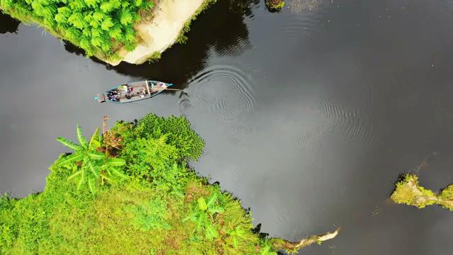在河流中缓慢行驶的小船航拍正射短视频素材【4K】