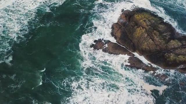 海岸边的白色浪花拍打着礁石航拍短视频素材【4K】