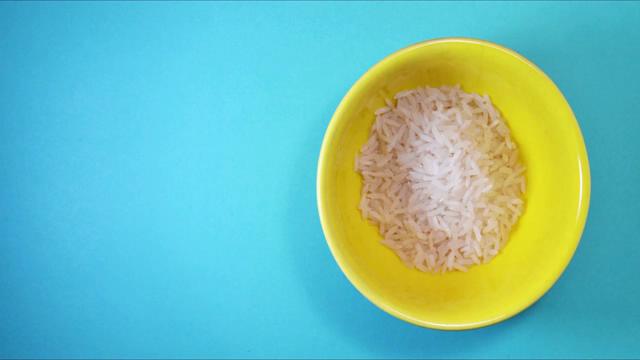 黄色小碗中不断增加的米粒短视频素材【4K】