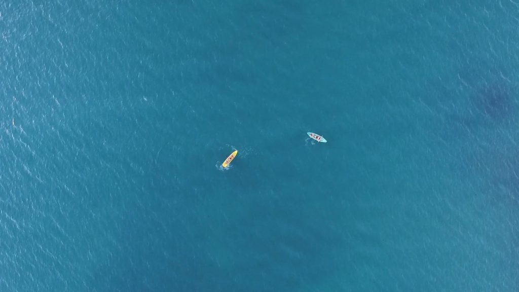 浅海边两艘戏水的小艇短视频素材