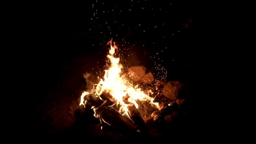 燃烧的篝火慢镜头短视频素材