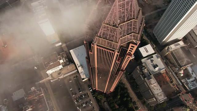 雨雾环绕的都市摩天大楼航拍短视频素材【4K】