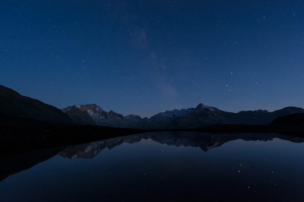 高山湖泊夜晚星空流星延时摄影短视频素材
