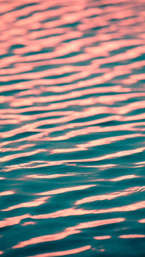 粉红色的海水波浪