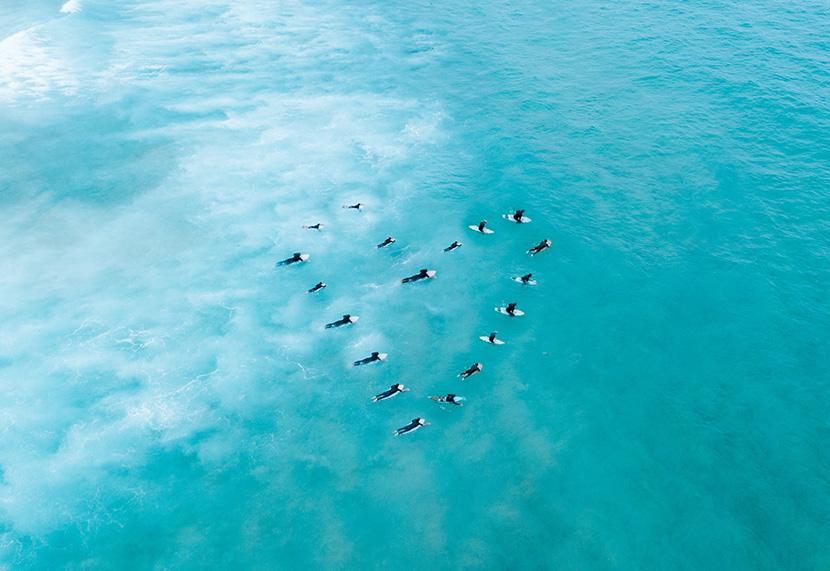 一群冲浪的人在海面上排成一颗心形