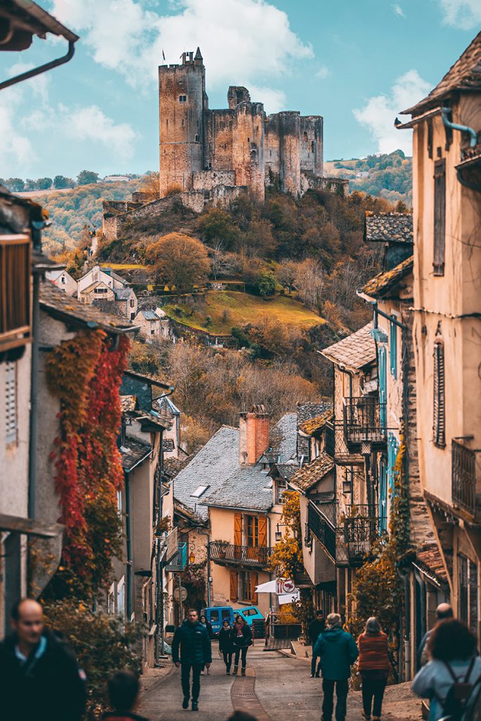 欧洲山地上的小镇城堡