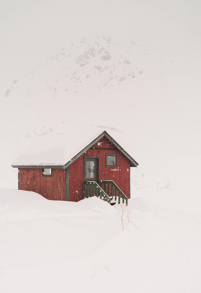 雪山下的小木屋