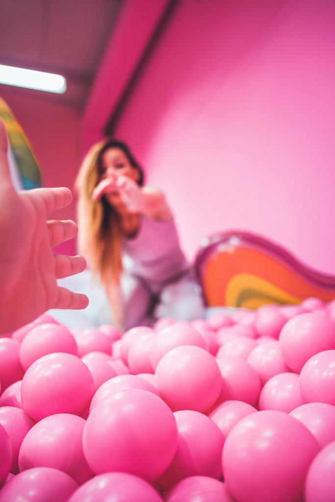 粉色玩具球中的女人