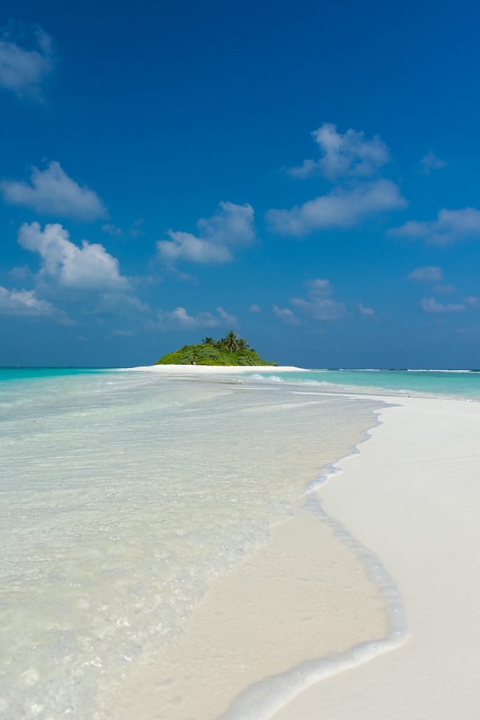 白色沙滩边的小岛