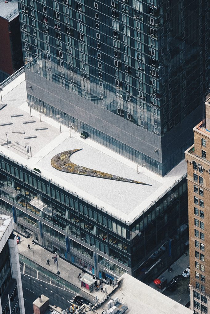 现代建筑阳台上的耐克logo