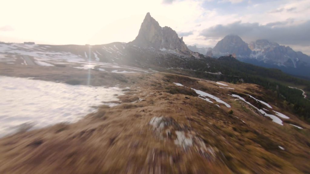 低空飞行拍摄荒野高山的短视频素材