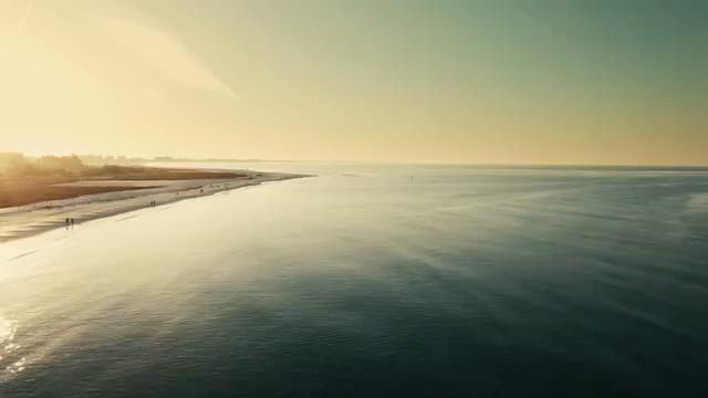 早晨或傍晚海边沙滩上游玩的人们航拍短视频素材【4K】