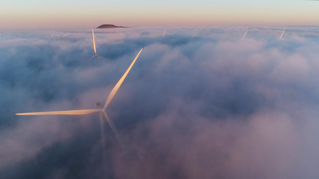 云海雾气中的风力发电站短视频素材