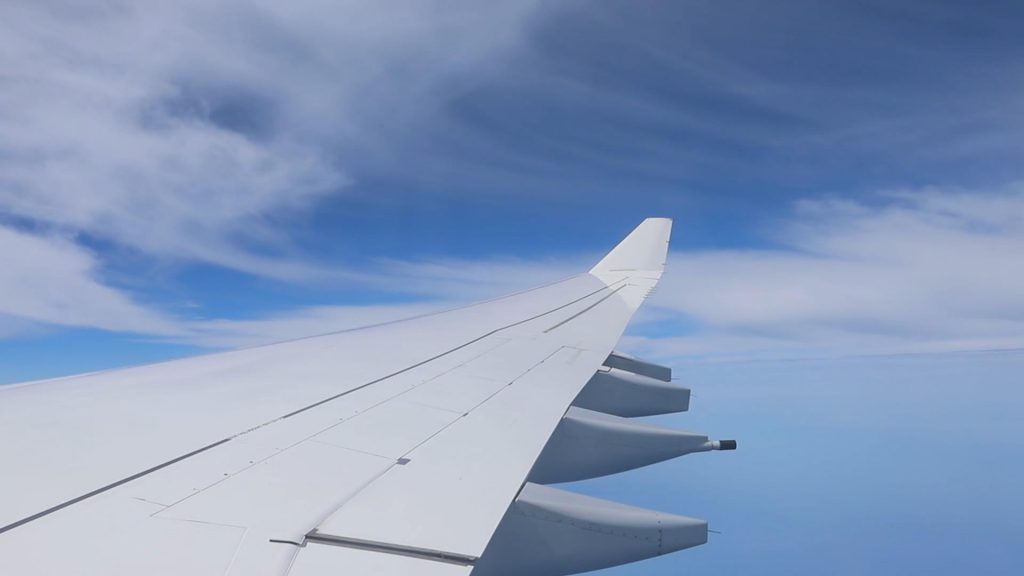 蓝天白云间飞行中的客机短视频素材