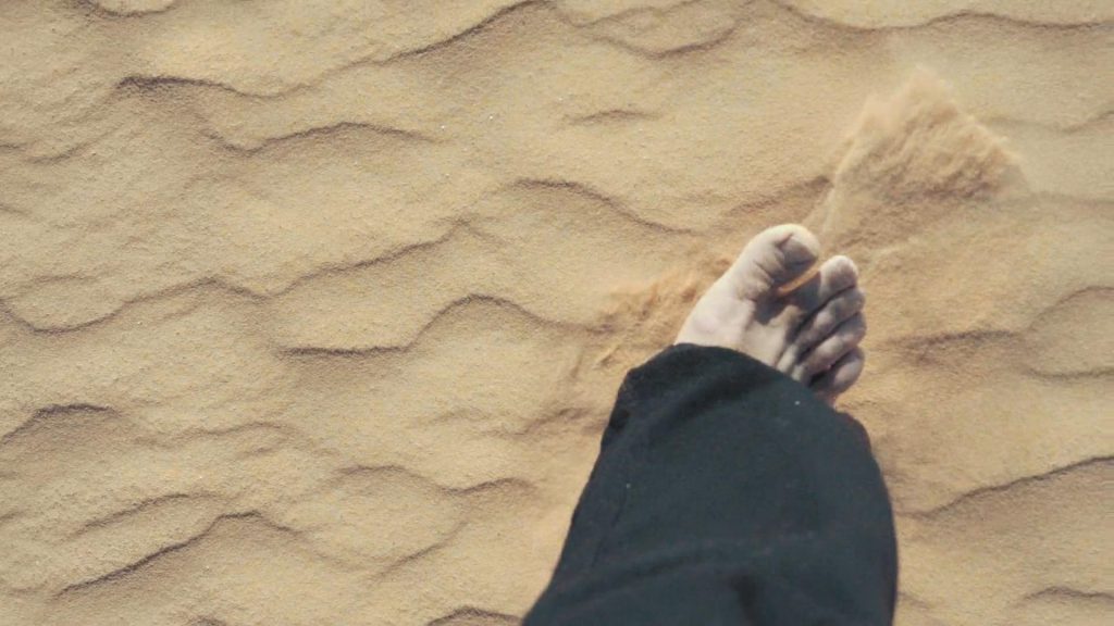 在沙漠中赤足漫步的人短视频素材
