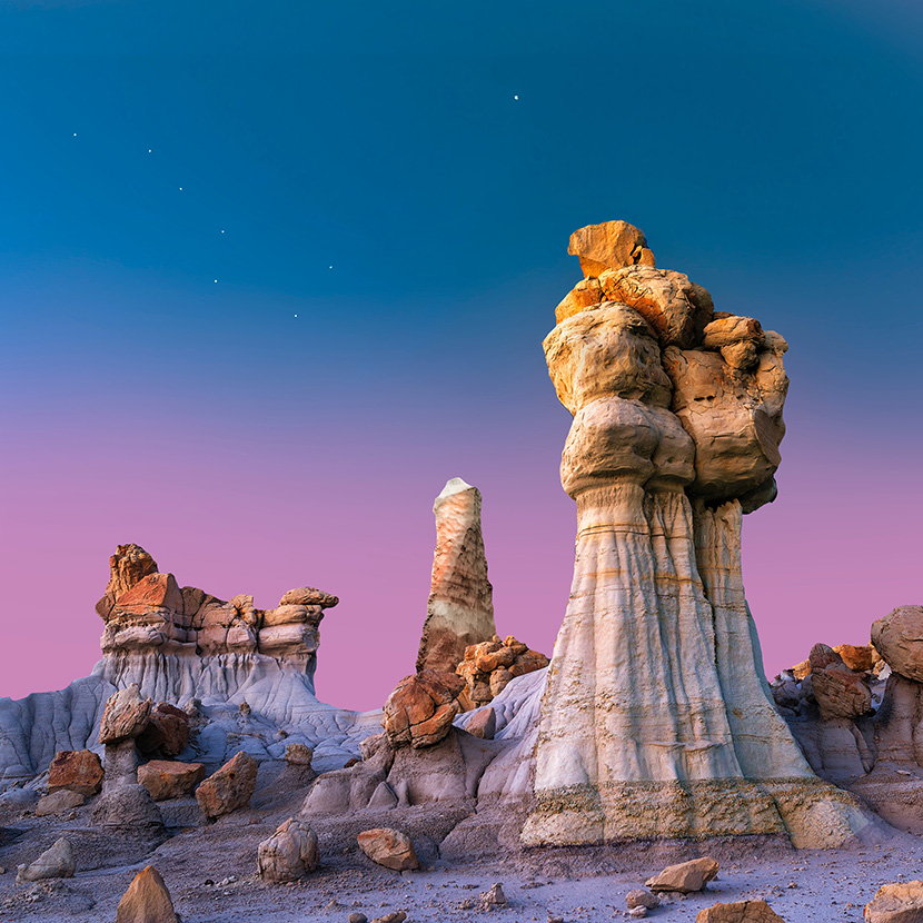 星空下的巨大蘑菇岩石