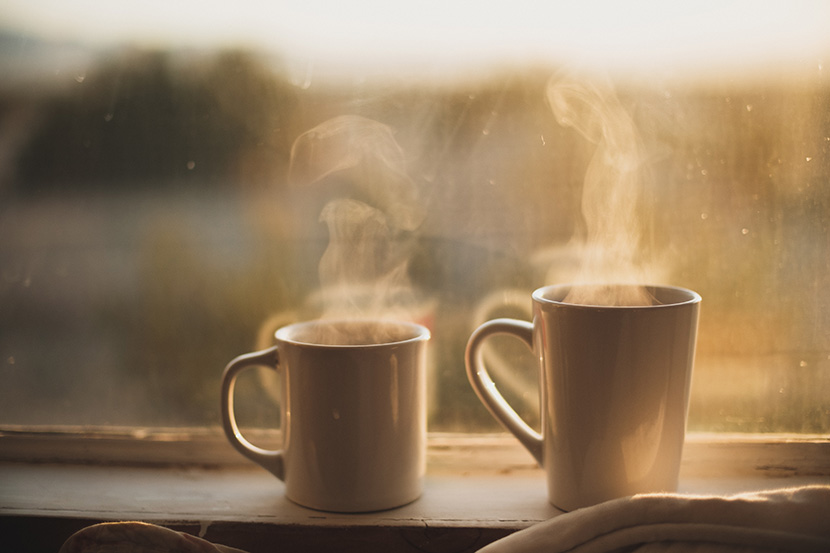 玻璃窗台前的两杯热咖啡