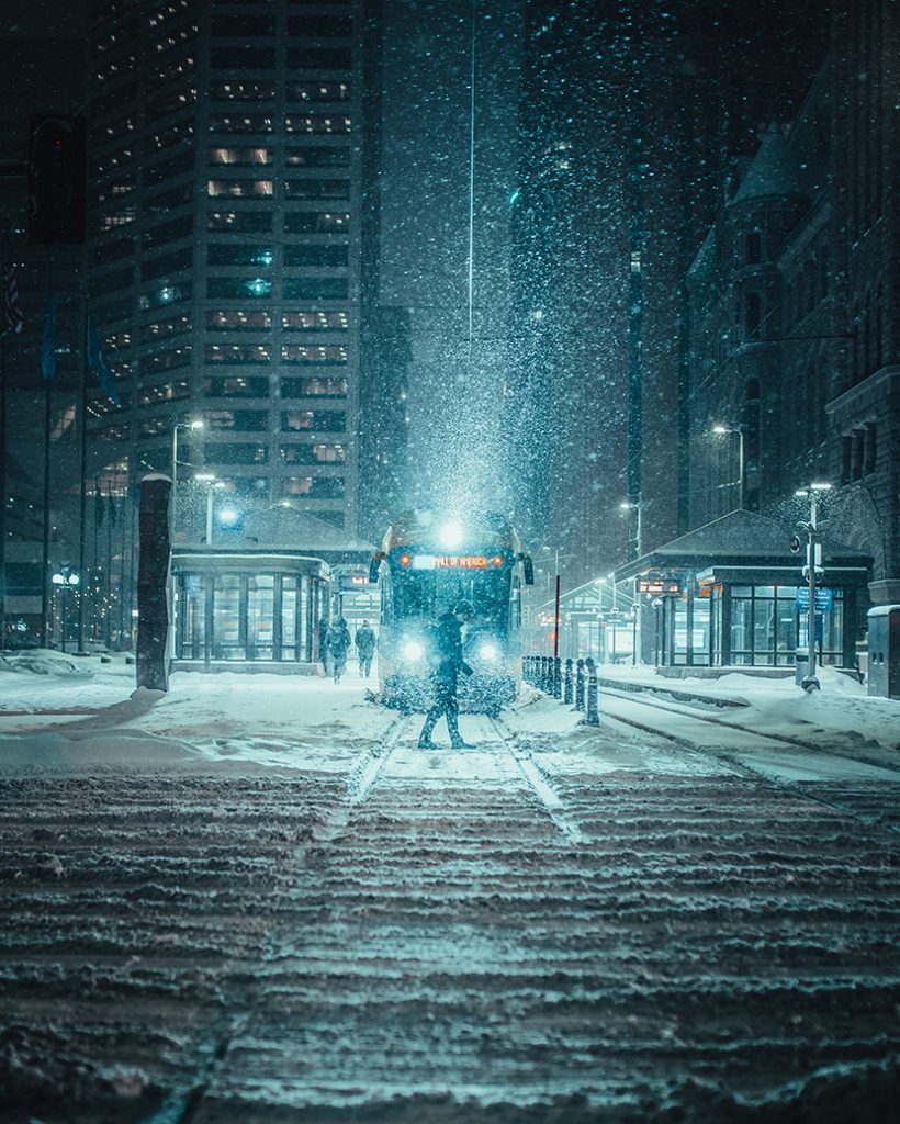 下雪的都市夜晚公交车行人