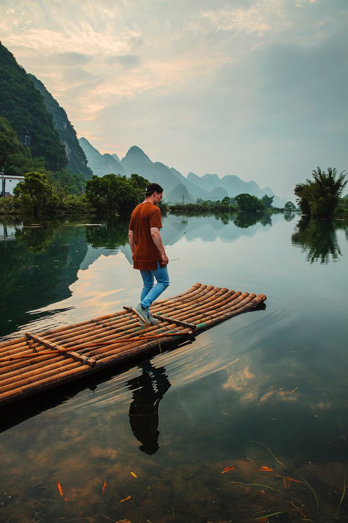 越南湖面上的竹排男人