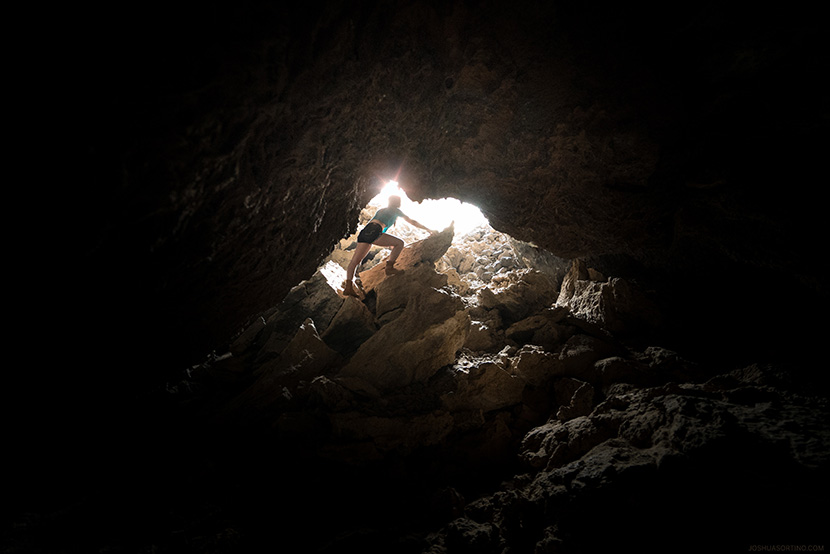 探险洞穴的女人
